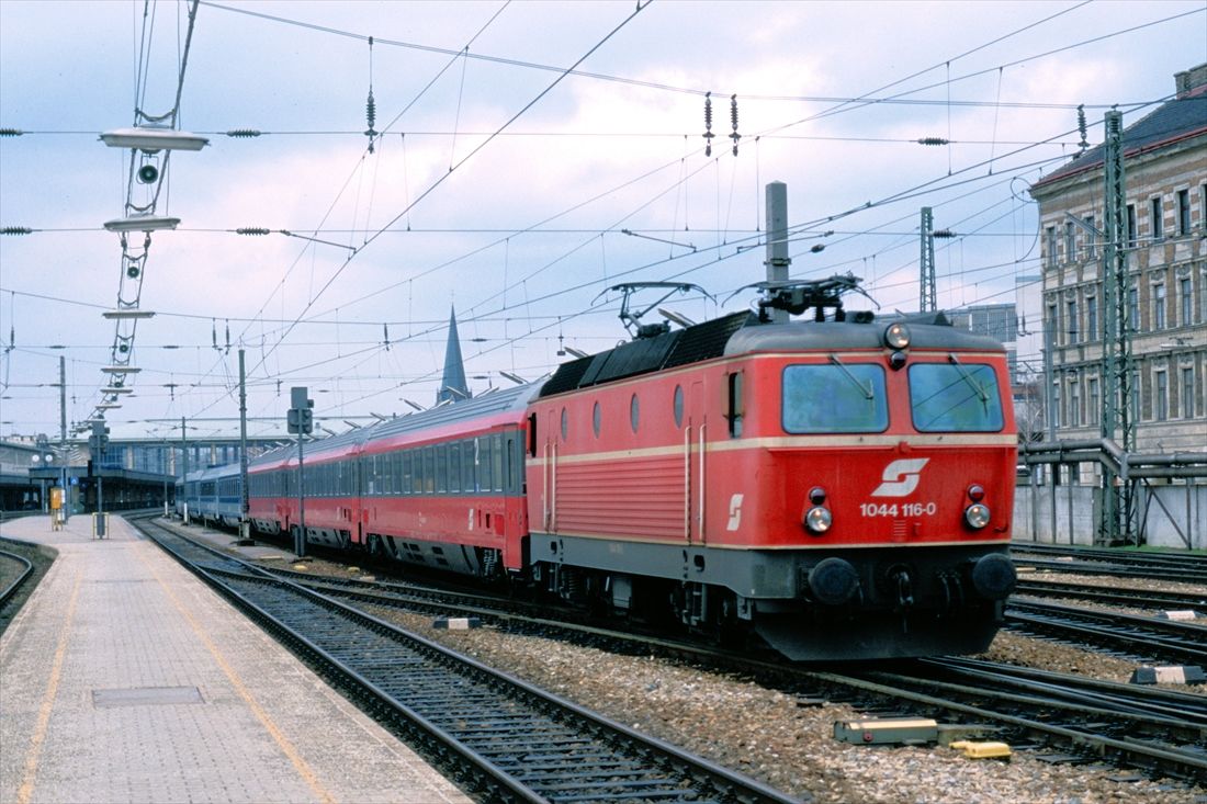 ウィーン西駅を発車する国際列車＝1996年（撮影：橋爪智之）