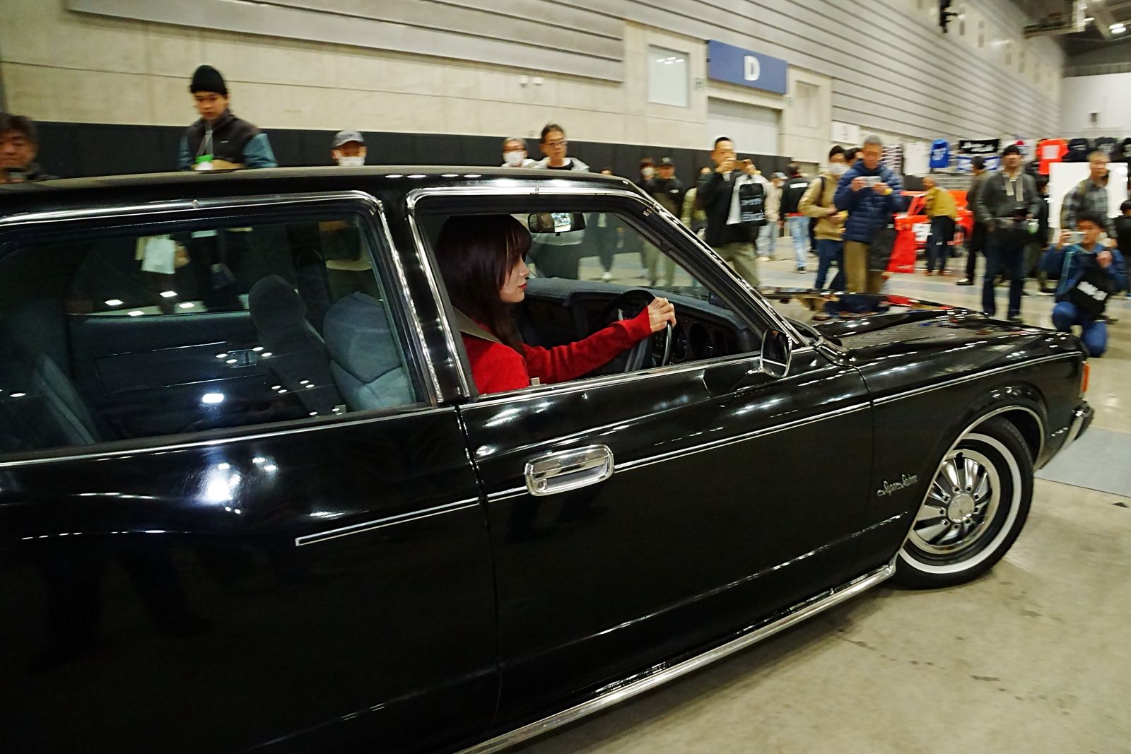 1978年式トヨタ「クラウン4ドアピラードハードトップ2000スーパーサルーンエクストラ」とオーナーの“やまだ”さん（写真：筆者撮影）