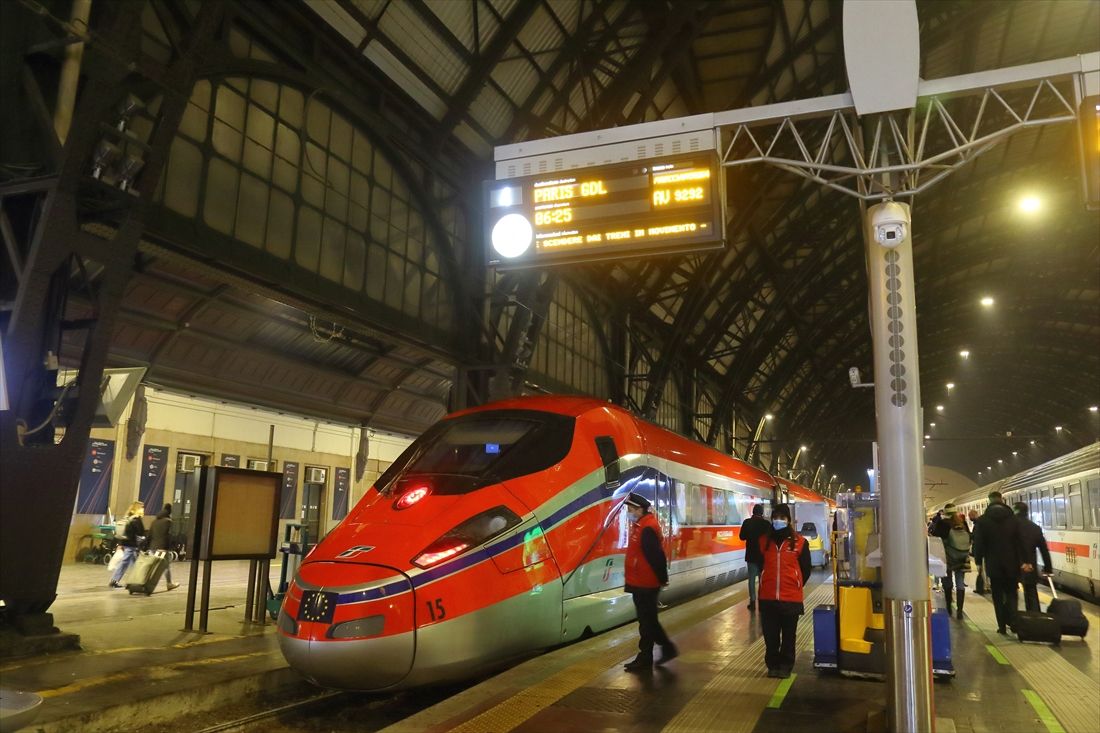 ミラノ中央駅で発車を待つパリ行きフレッチャロッサの1番列車＝2021年12月（撮影：橋爪智之）