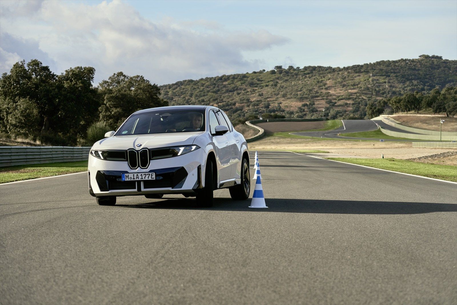 BMW iX3（写真：BMW）