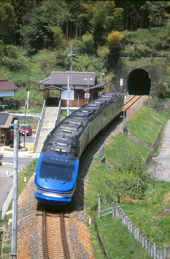 智頭急行線の宮本武蔵駅付近を走る「スーパーはくと」（撮影：南正時）