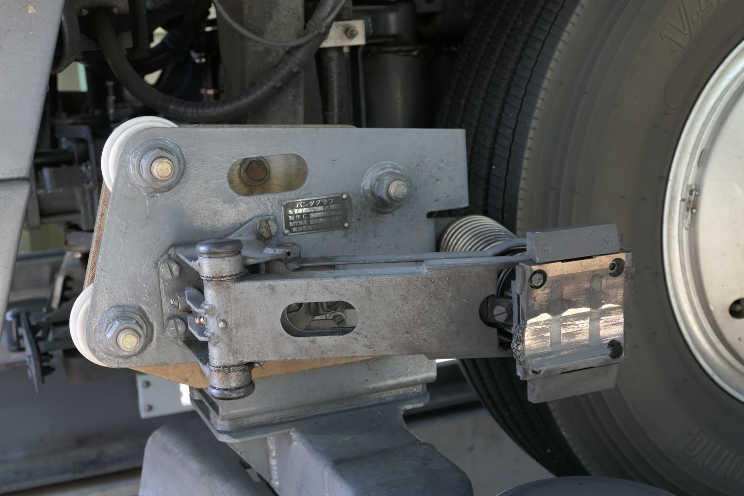 山口線の電化方式は直流750V。パンタグラフは先頭車両が負極（マイナス）用、中間車両が正極（プラス）用に分かれている（記者撮影）