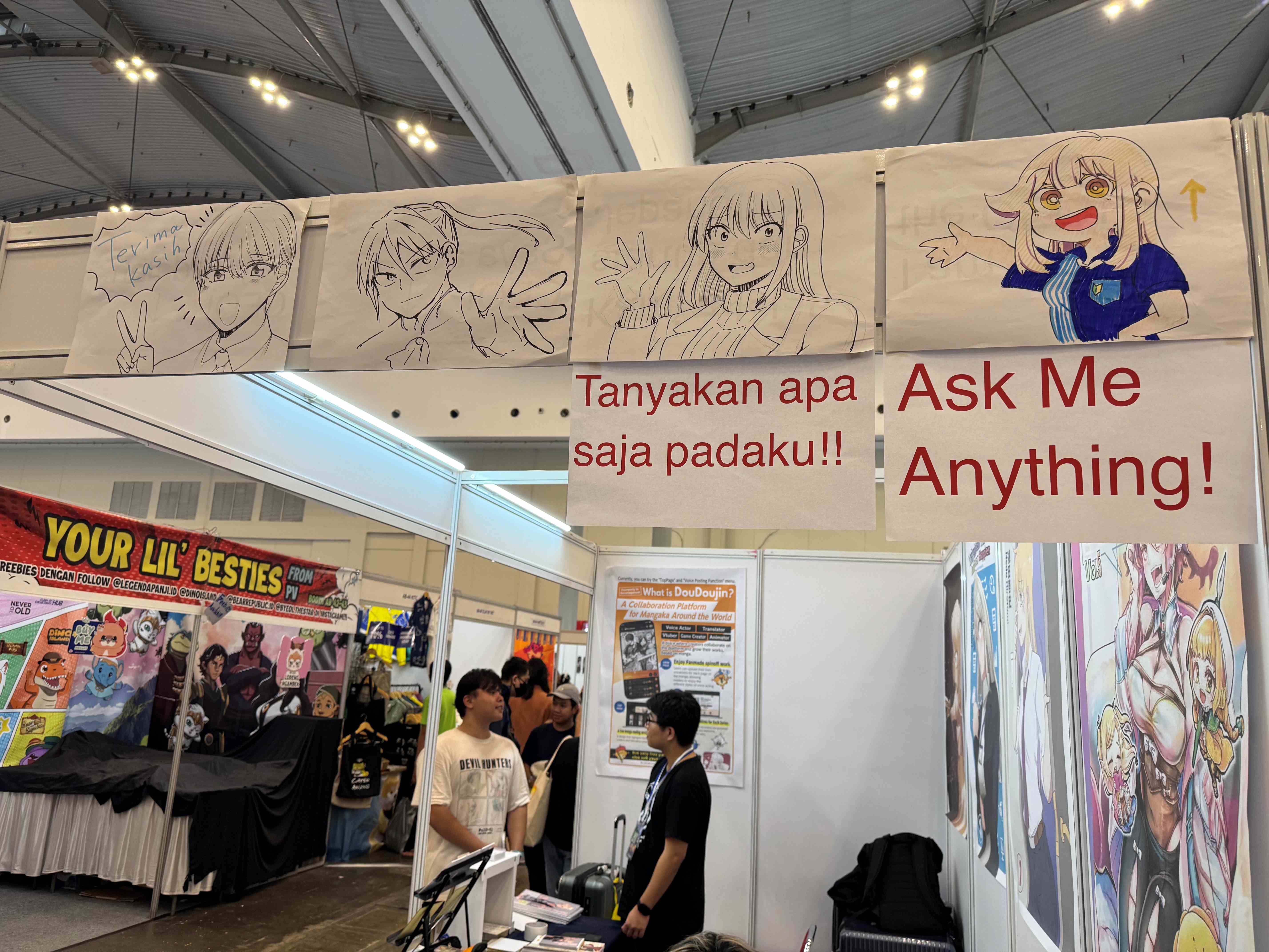 マンガ家たちによる手描きイラストボード。「Ask Me Anything（何でも聞いてください）」の文字も添えられ、ファンとの交流を呼びかけている（写真：水谷代表提供）