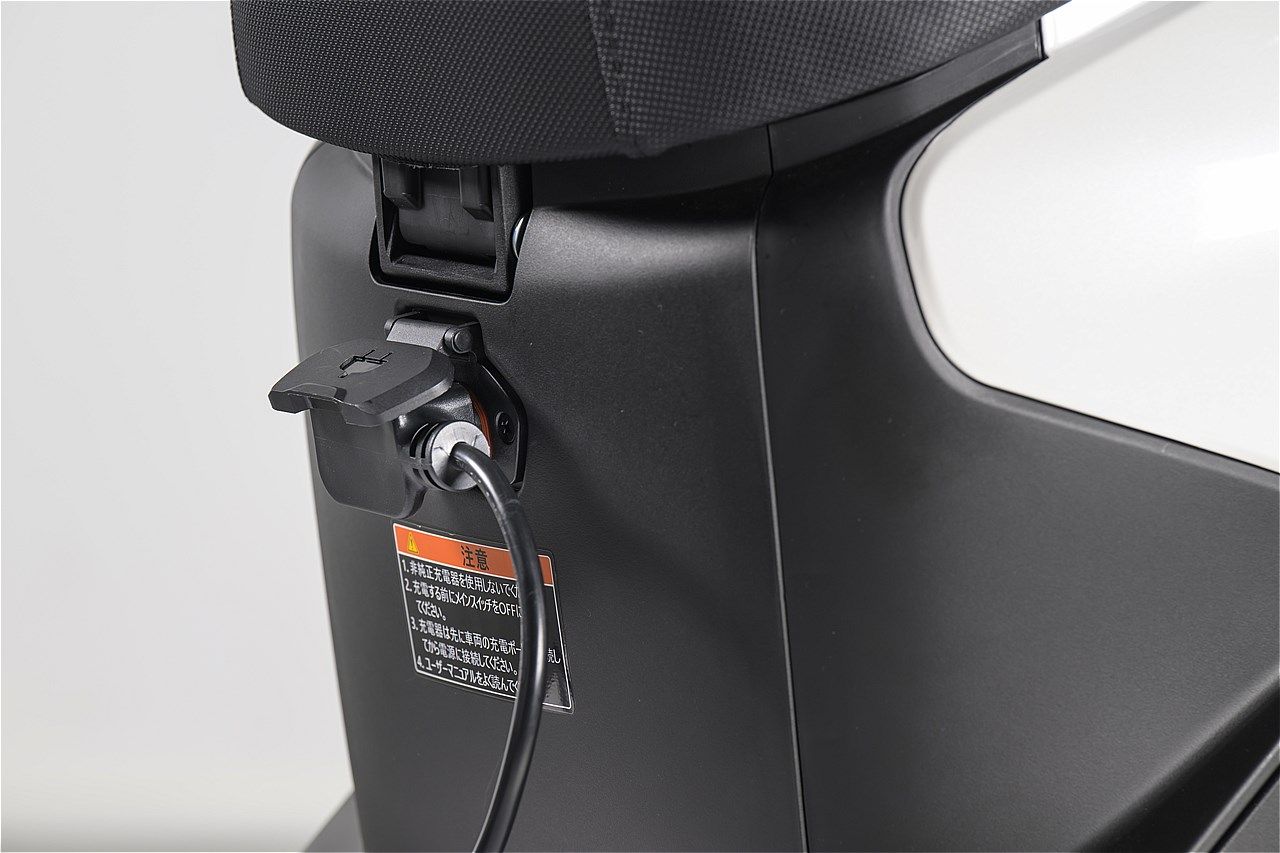 原付一種のホンダ新型電動スクーター｢アイコンe:｣（写真：ホンダモーターサイクルジャパン）