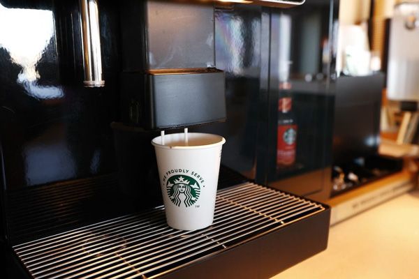 ブラックコーヒー、カフェラテ、カプチーノなどがフルオートでできあがる（撮影：尾形文繁）