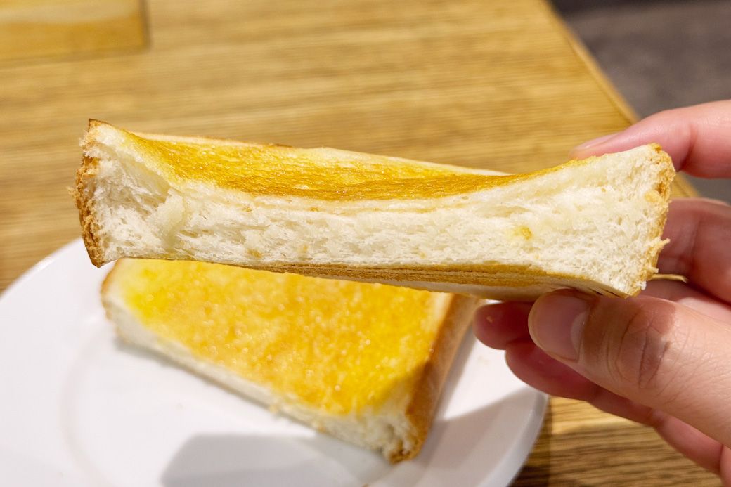 カフェカルディーノのトーストは、世田谷区奥沢の人気店クピドの焼き立てパンを使用。やわらかしっとりの食感です（筆者撮影）