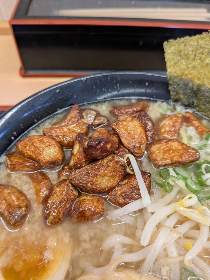 揚げにんにくは目視で確認できるものだけでなく、スープの下にも大量に沈んでいる（筆者撮影）