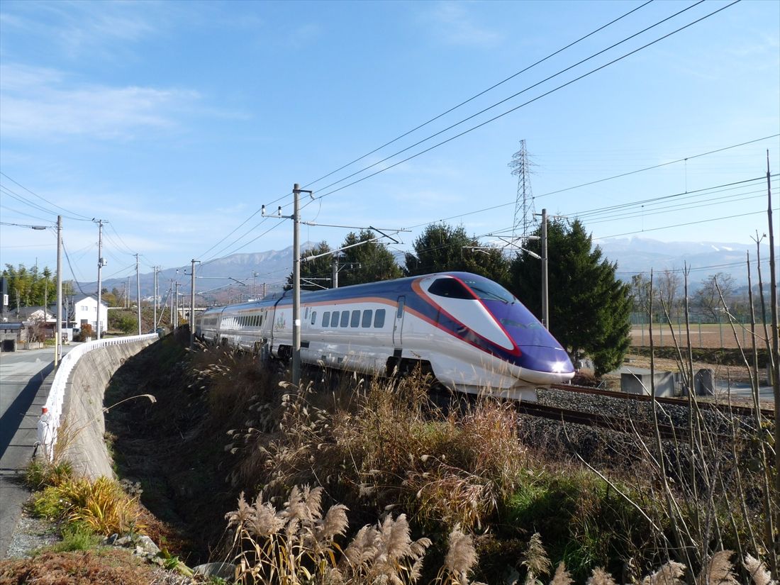 中川～上山新丁口：蔵王高速電鉄の線路は中川駅の先で再び奥羽本線に合流。山形寄りは奥羽本瀬の東側を並行する計画だったが、上ノ山寄りは西側（写真左側）を通る計画だった（筆者撮影）