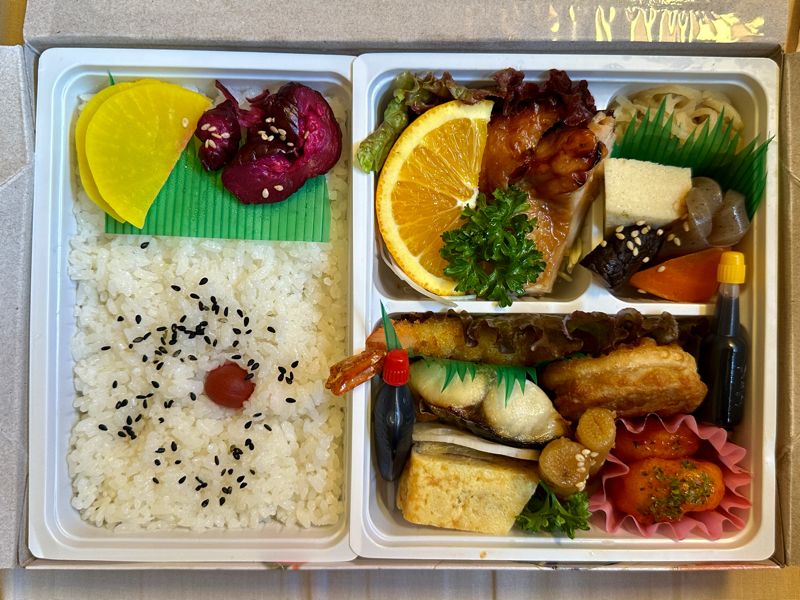 大阪屋さんの定番、「幕ノ内弁当」（筆者撮影）