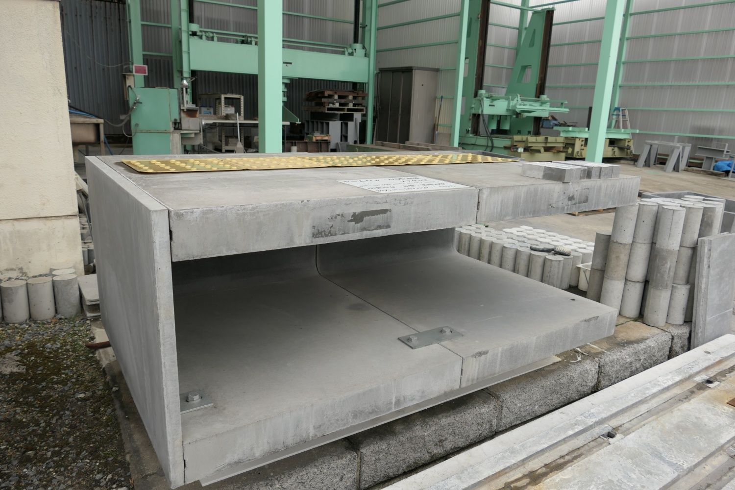 盛土式ホームに埋め込む「C型ホーム基礎」（記者撮影）