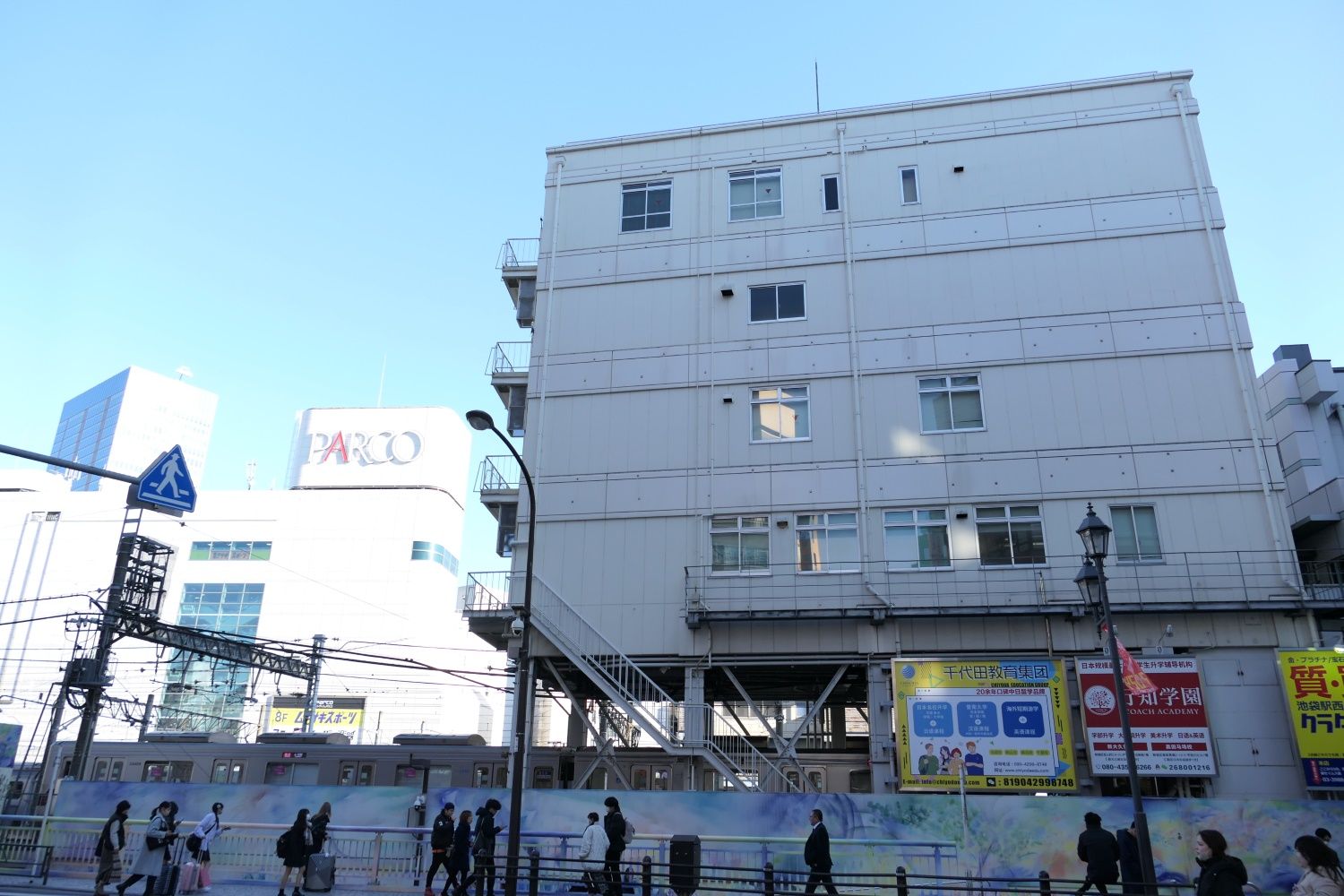 東武東上線の池袋駅屋上