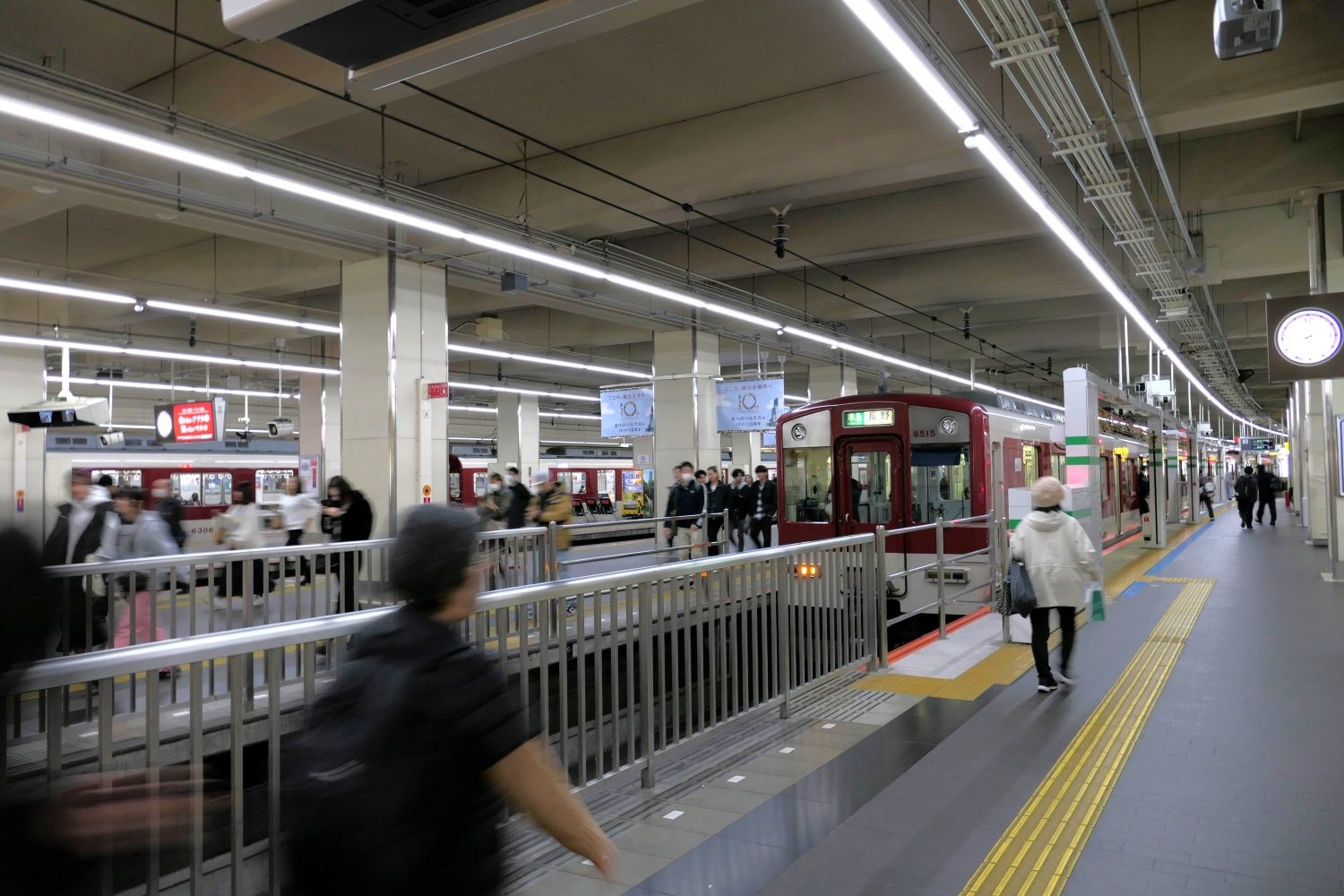 列車が到着すると多くの乗客が降りてくる（記者撮影）