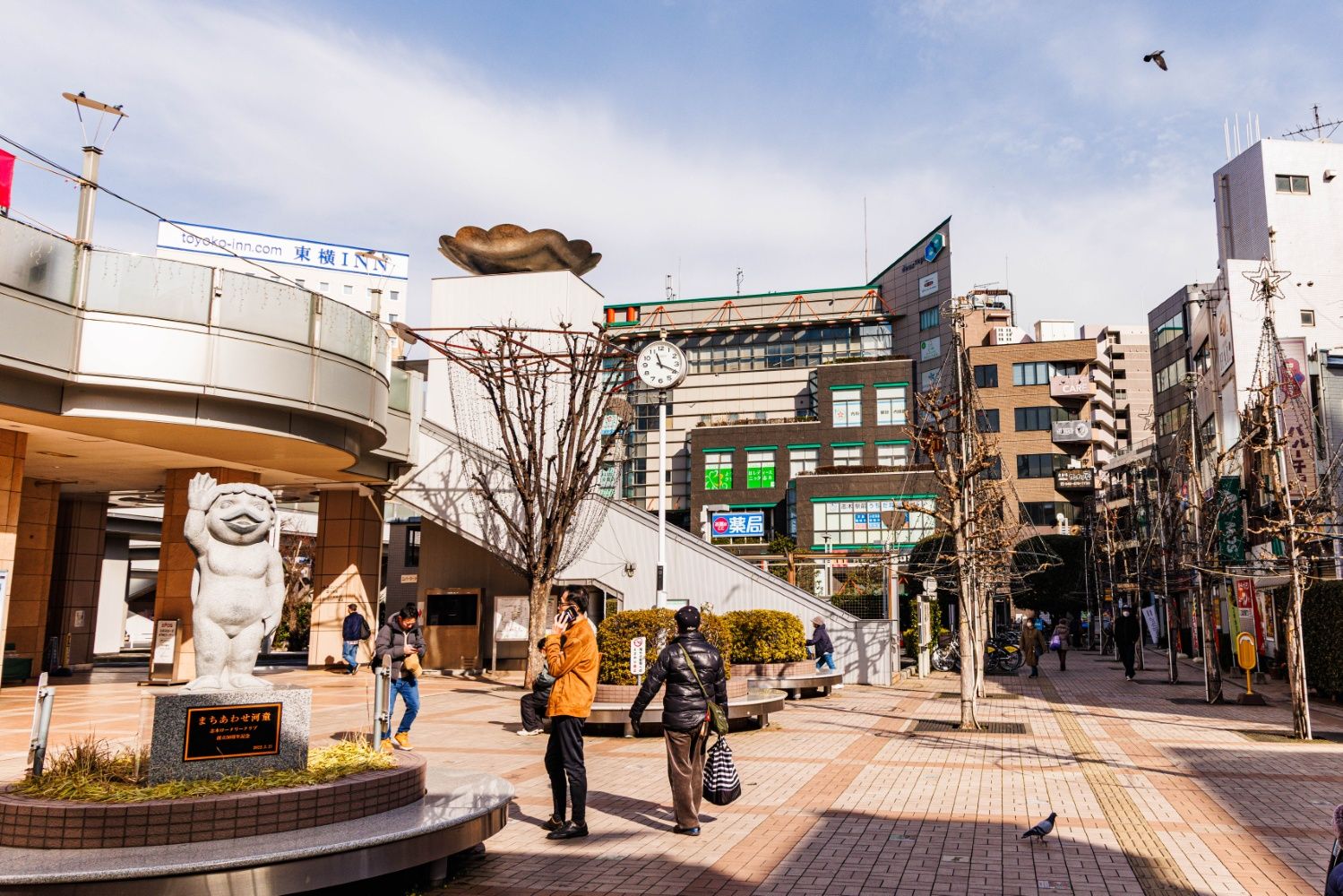 志木駅東口の小さな広場。左には河童の像が（撮影：鼠入昌史）
