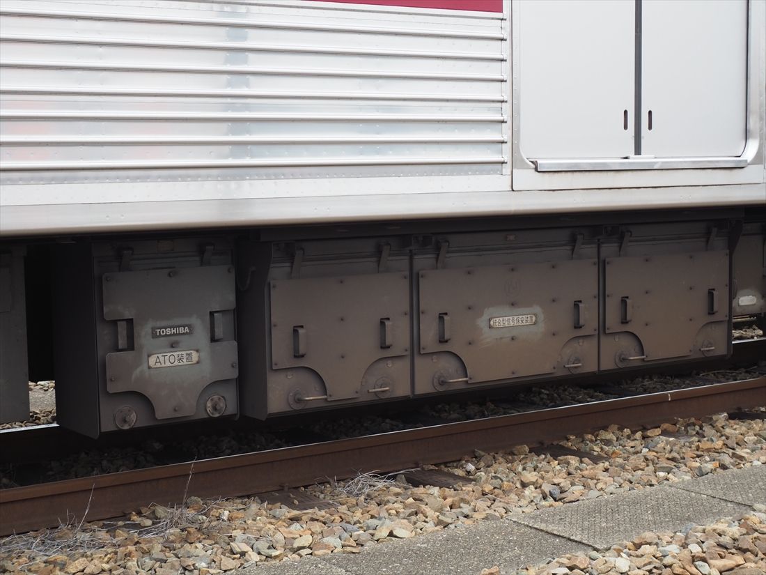 先頭車両床下の「ATO装置」と「統合型信号保安装置」（記者撮影）