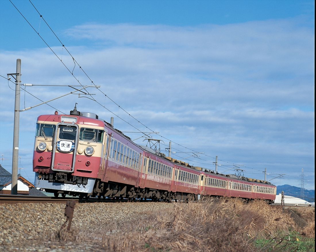 武生付近を「快速」のヘッドマークを付けて快走（撮影：南正時）