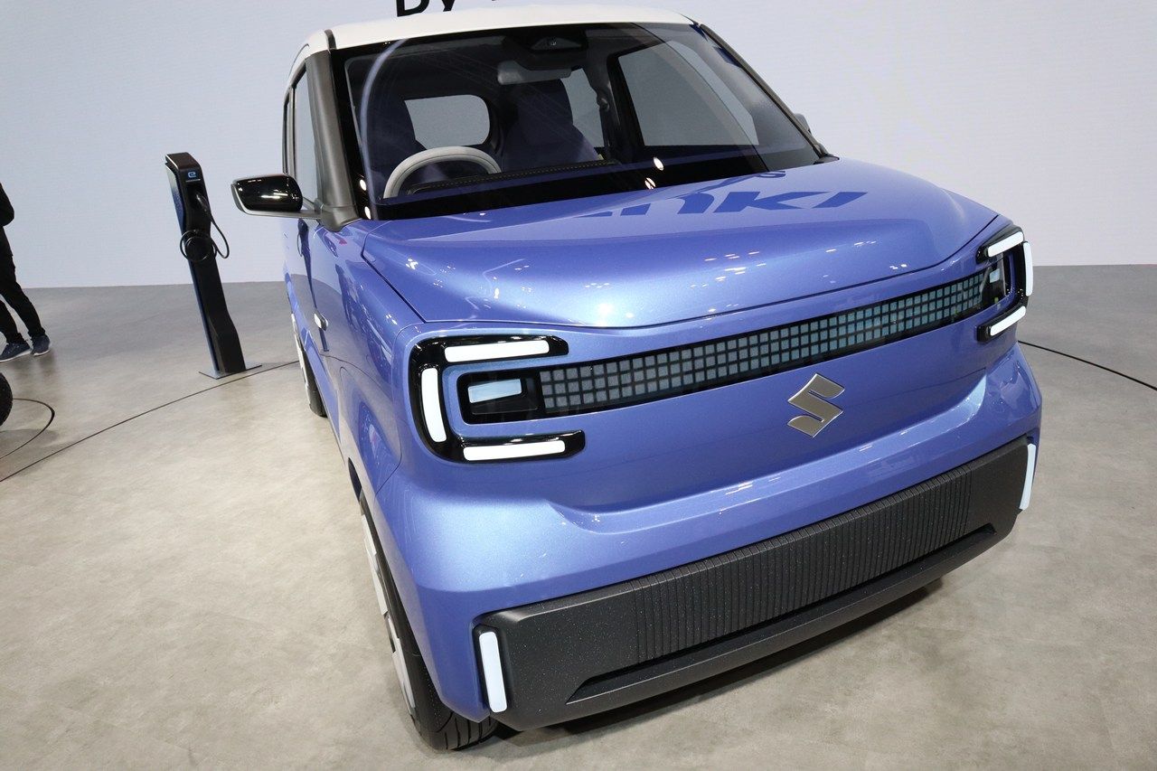 スズキ「ビジョンe-スカイ」（筆者撮影）