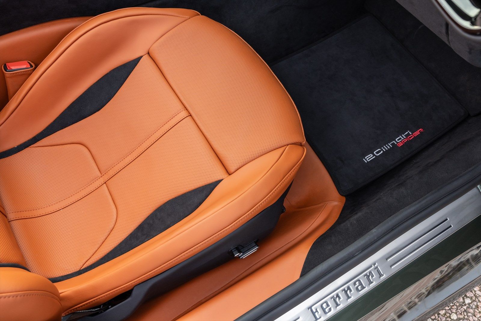 フェラーリの新型車「12チリンドリ・スパイダー」（写真：Ferrari SpA）