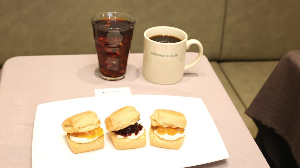コーヒーもリニューアル。マイルドな味わいになり、よりスイーツやバーガーとの相性が高まった。齋藤氏によると、数年前からエスプレッソマシーンをランクが高いものに切り替えてきたという（撮影：尾形文繁）