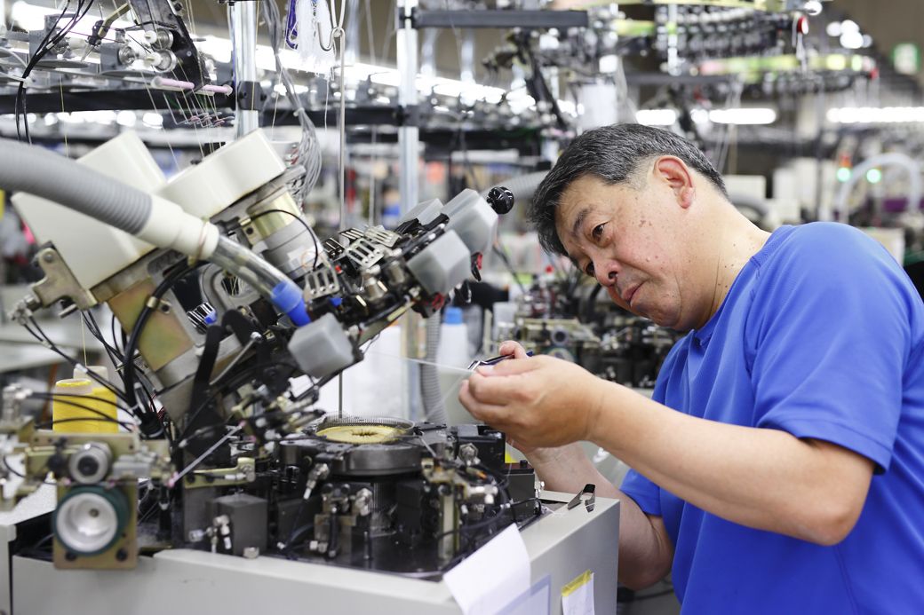 工場内で特許技術を用いた靴下を製造する和夫さん（写真提供：鈴木靴下）