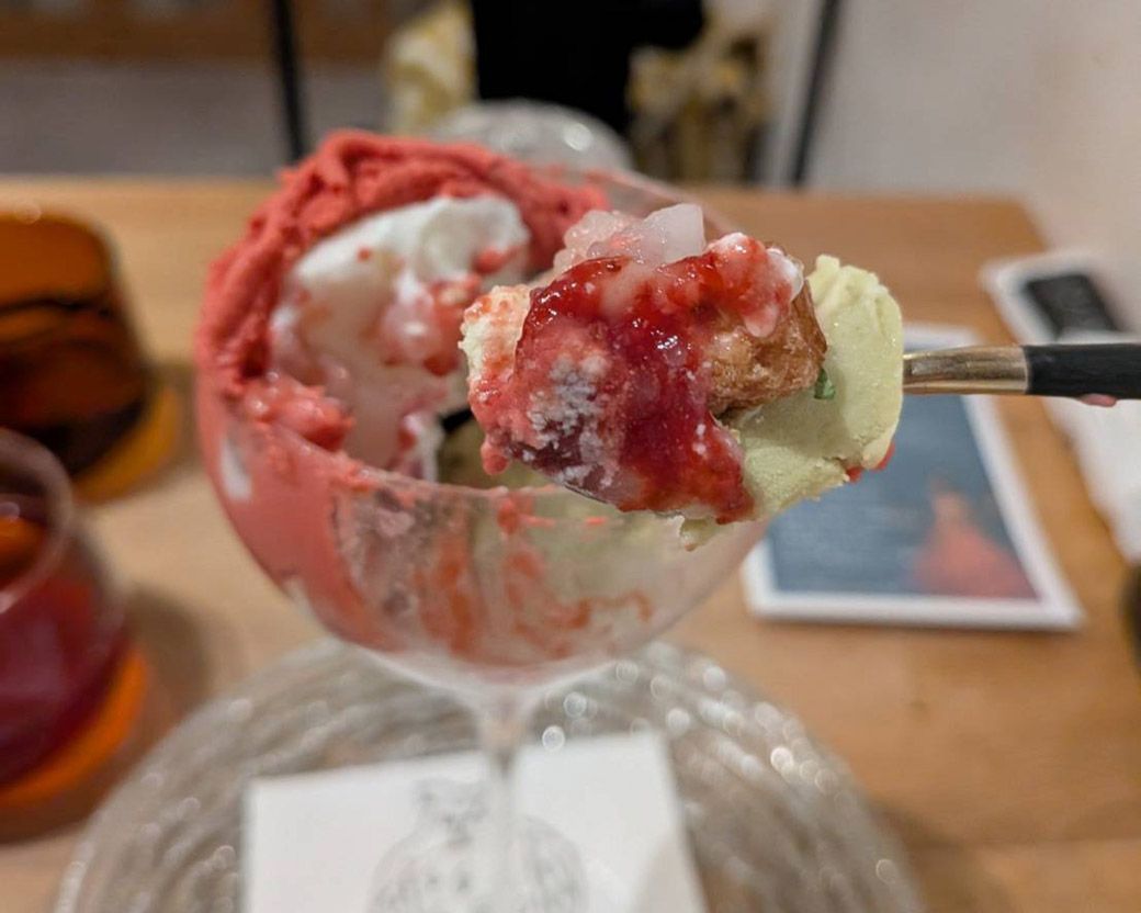 説明書きによると底にスプーンを突っ込み混ざり合った状態で口に運ぶのがおすすめだそう（写真：筆者撮影）