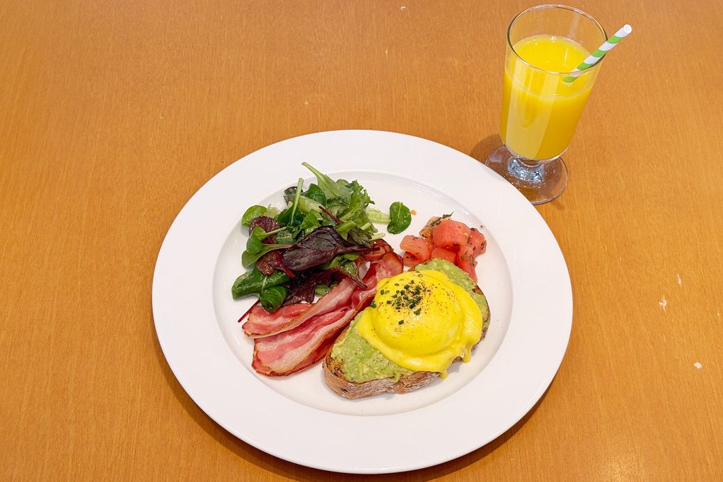 サラベスのARLY BIRD BREAKFAST SPECIALSアボカドトースト2100円（筆者撮影）