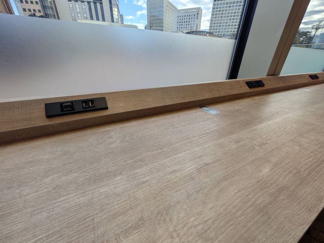 窓際のカウンター席には「どうぞごゆっくり」と言わんばかりに電源コンセントもある（写真：筆者撮影）