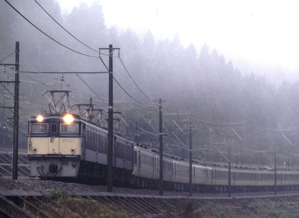 EF63形を先頭に峠を下ってきた特急「あさま」（撮影：南正時）