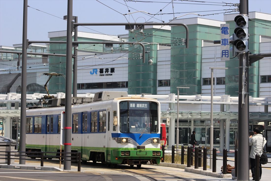 JR福井駅前を発車する880形（撮影：南正時）