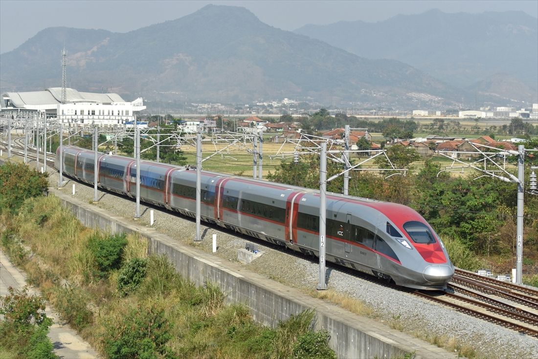 テガルアール駅を出発したハリム行きの高速鉄道（筆者撮影）