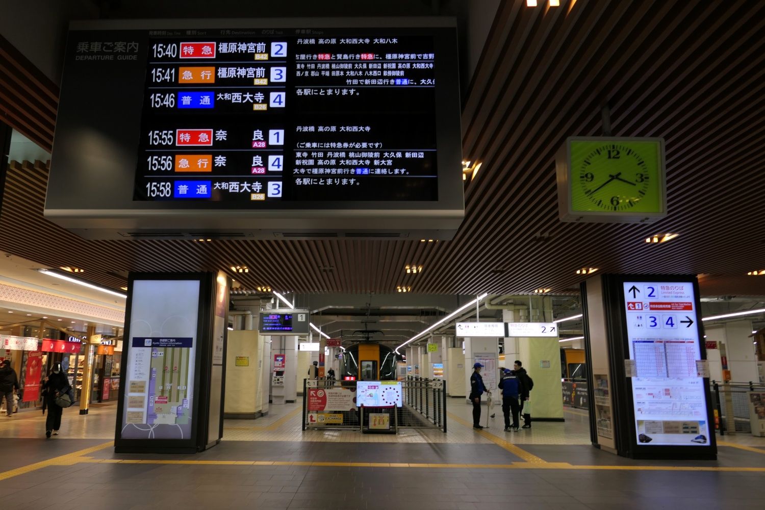 特急は1番・2番のりば（記者撮影）