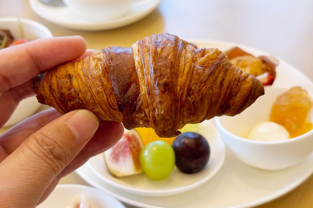 ミニサイズのクロワッサンは香ばしく焼き上がり、表面はザクザクで内側はふっくら（筆者撮影）