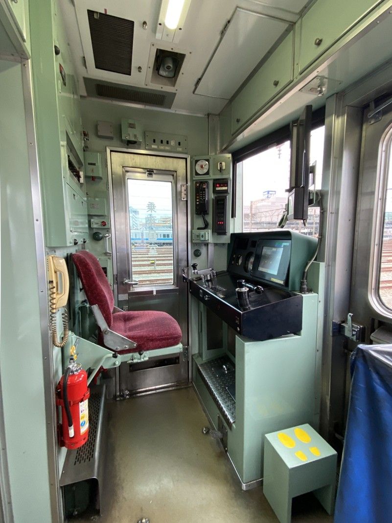 2000形の運転台。後ろに窓がないため客室側からは見られない（記者撮影）
