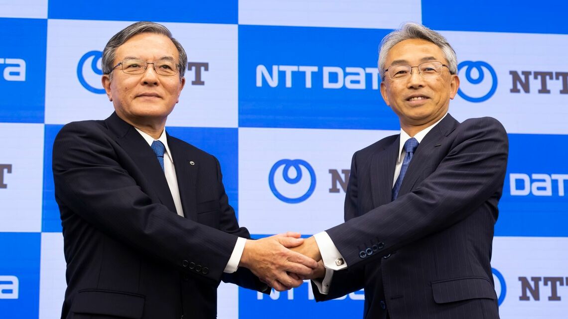 5月8日の会見に登壇したNTTの島田明社長(左)とNTTデータグループの佐々木裕社長。2兆円超を投じて今、完全子会社化に踏み切る理由とは(撮影:今井康一)