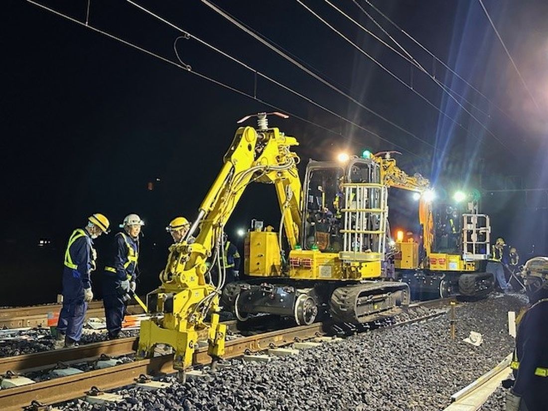 線路切り換え工事に使われた軌道工事機械（写真：JR東日本大宮支社）