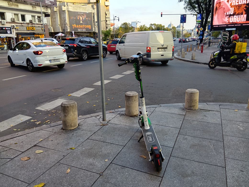 この電動キックボードを撮影したのには理由がある。なんとこの電動キックボードには⋯（筆者撮影）