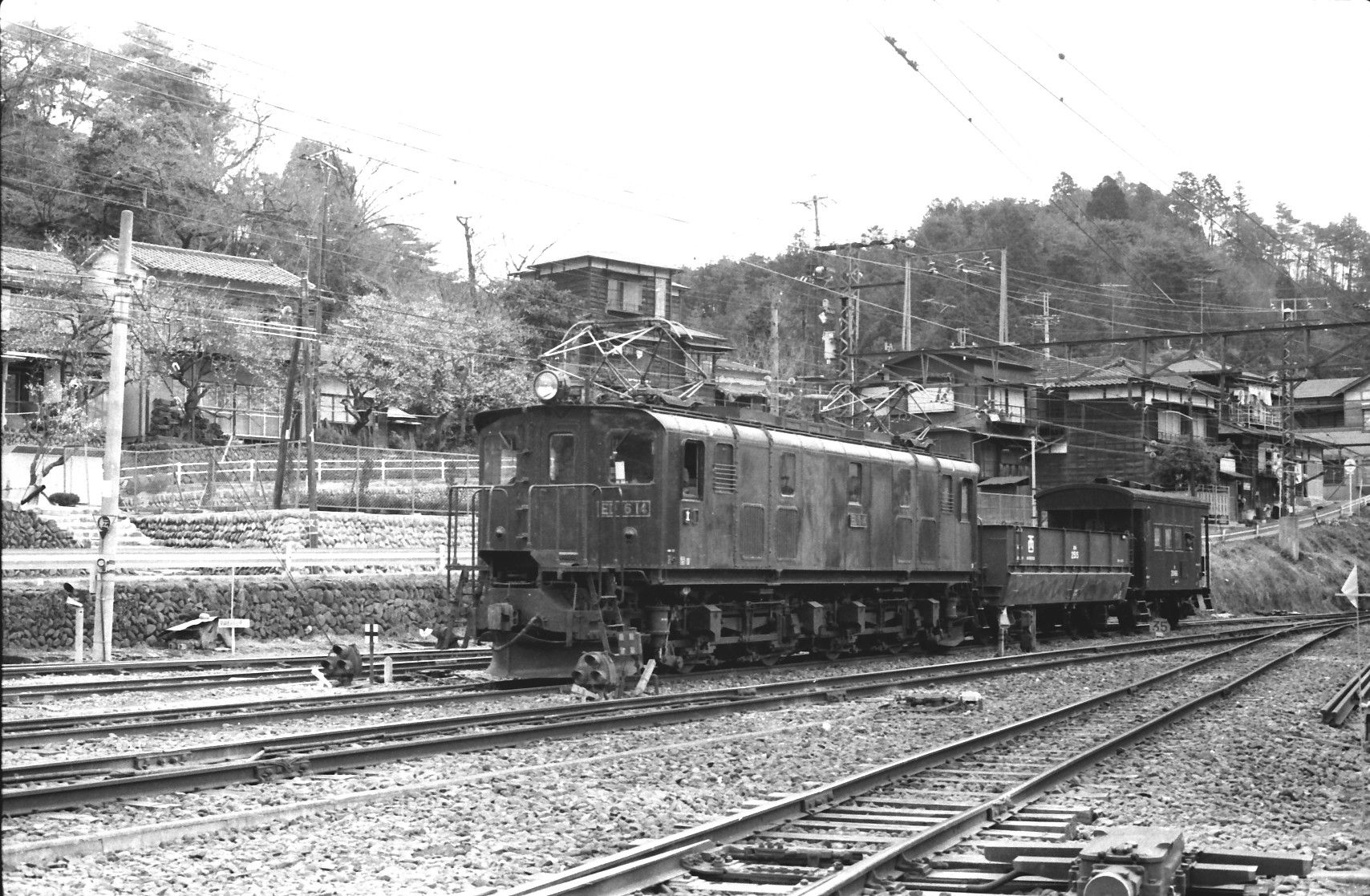 のどかなかつての青梅駅構内、ED16形と貨車（撮影：南正時）