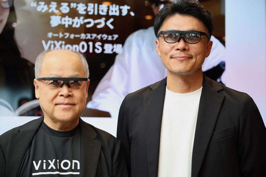 ViXion社の取締役/開発責任者である内海俊晴氏と、CEOの南部誠一郎氏。視力で不自由している人をサポートし、人生の選択肢を広げたいと精力的に製品を開発している（筆者撮影）