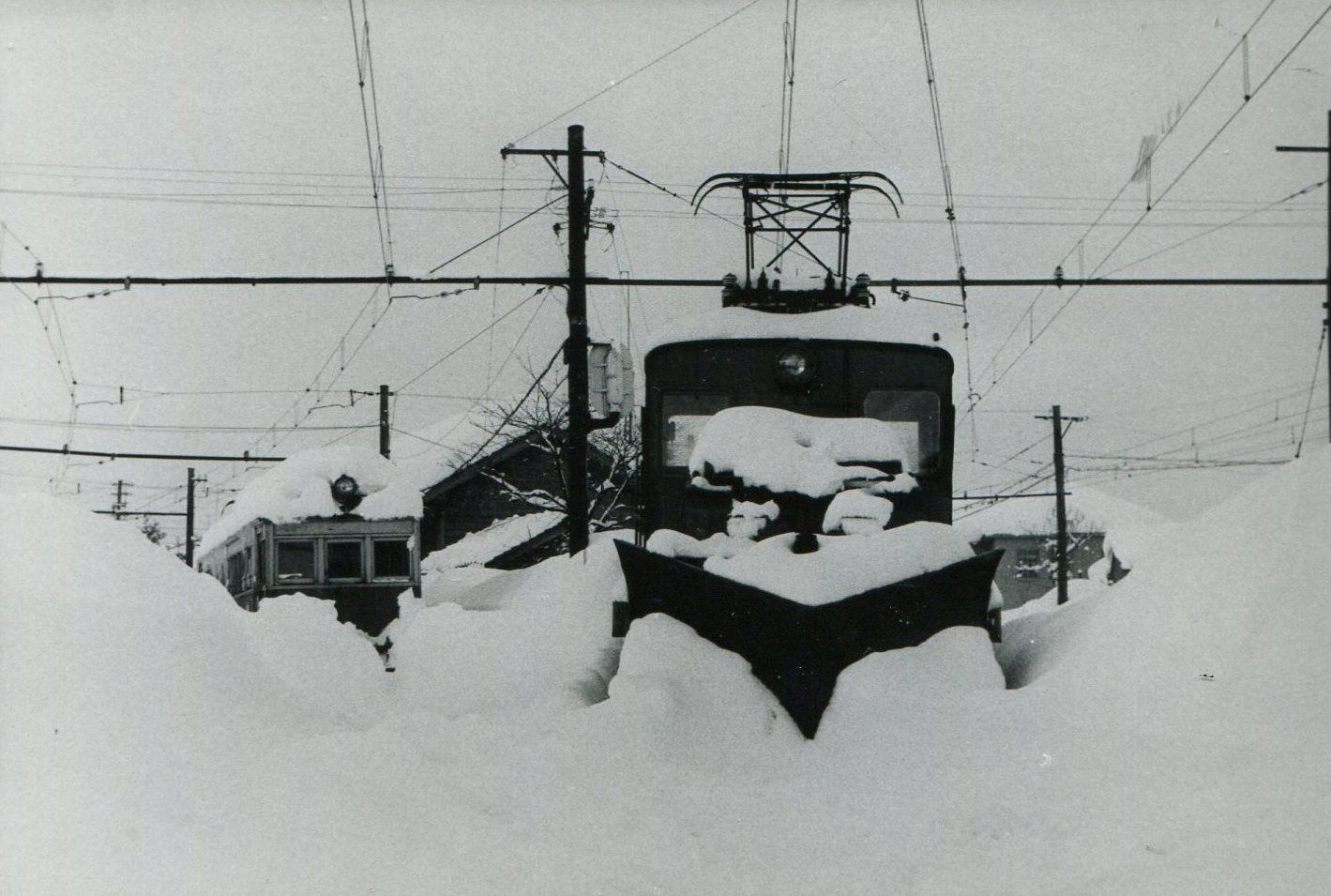 「三八豪雪」の際の福井鉄道。除雪の機関車も立ち往生する積雪だった（写真：福井鉄道）