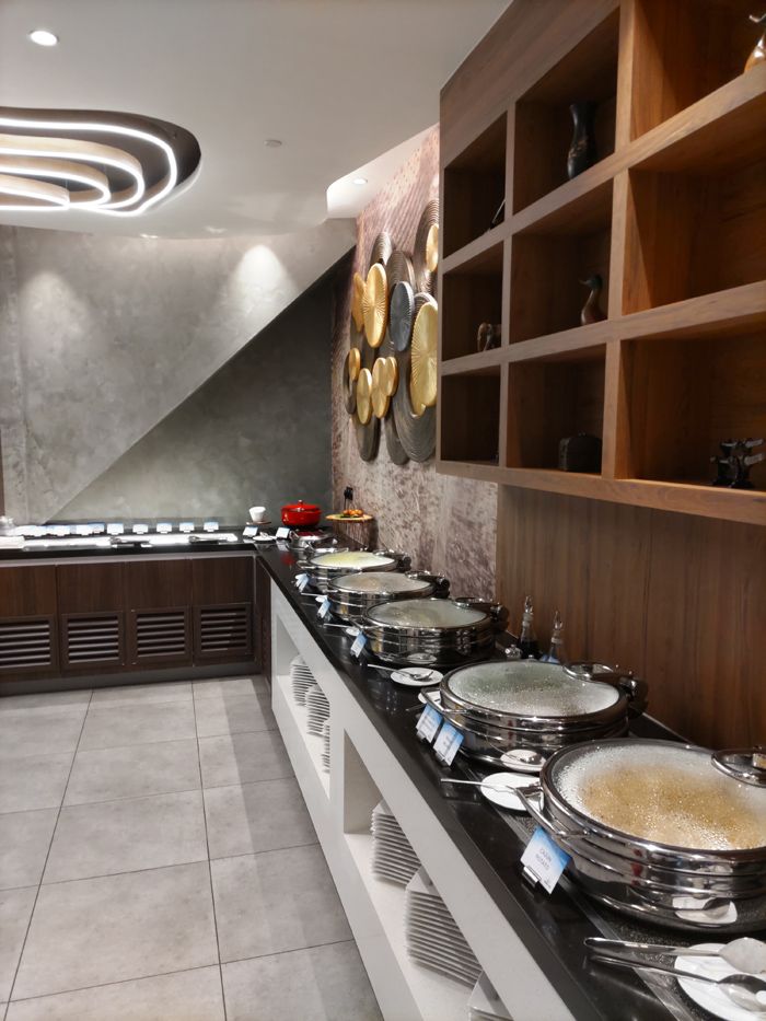 食事はビッフェ形式だけでなく、その場で作ってくれるメニューもあった（筆者撮影）