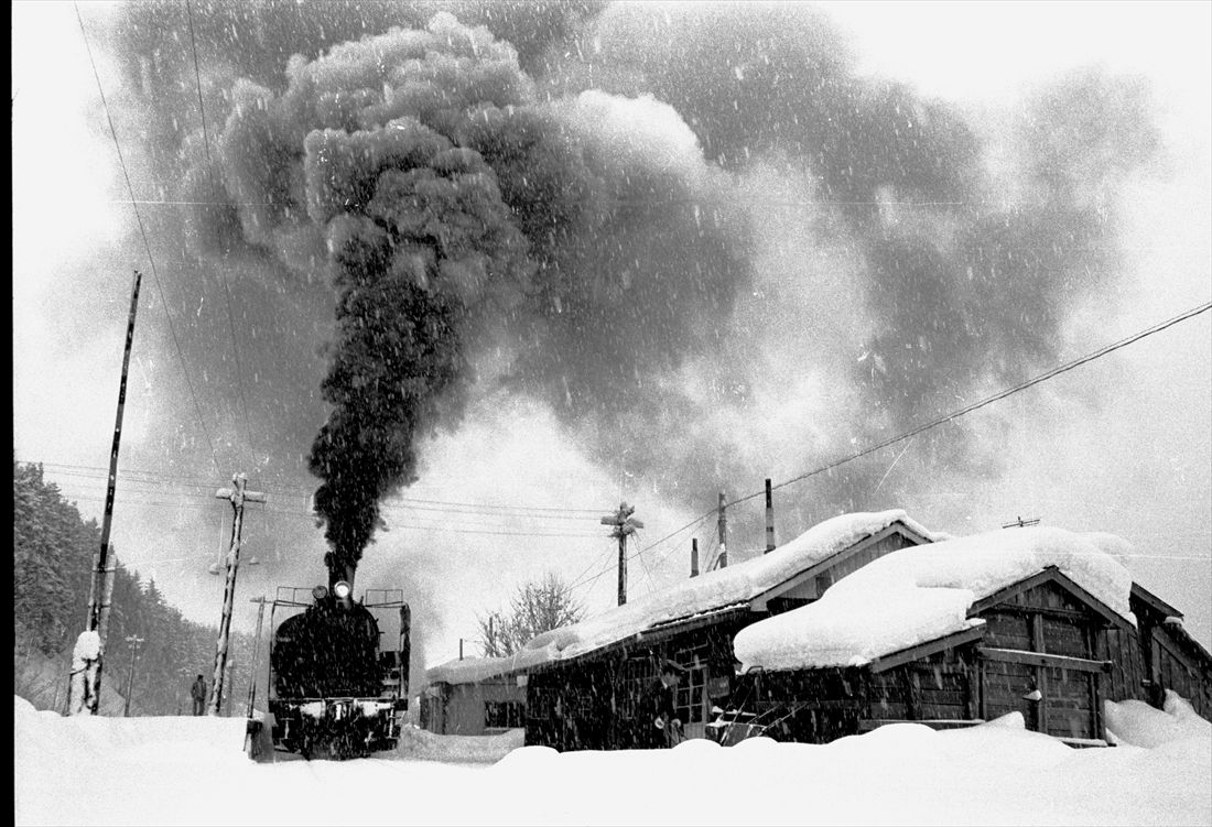 宗谷本線のC55形。豪雪の中盛大に煙を噴き上げて駅を発車する（撮影：南正時）