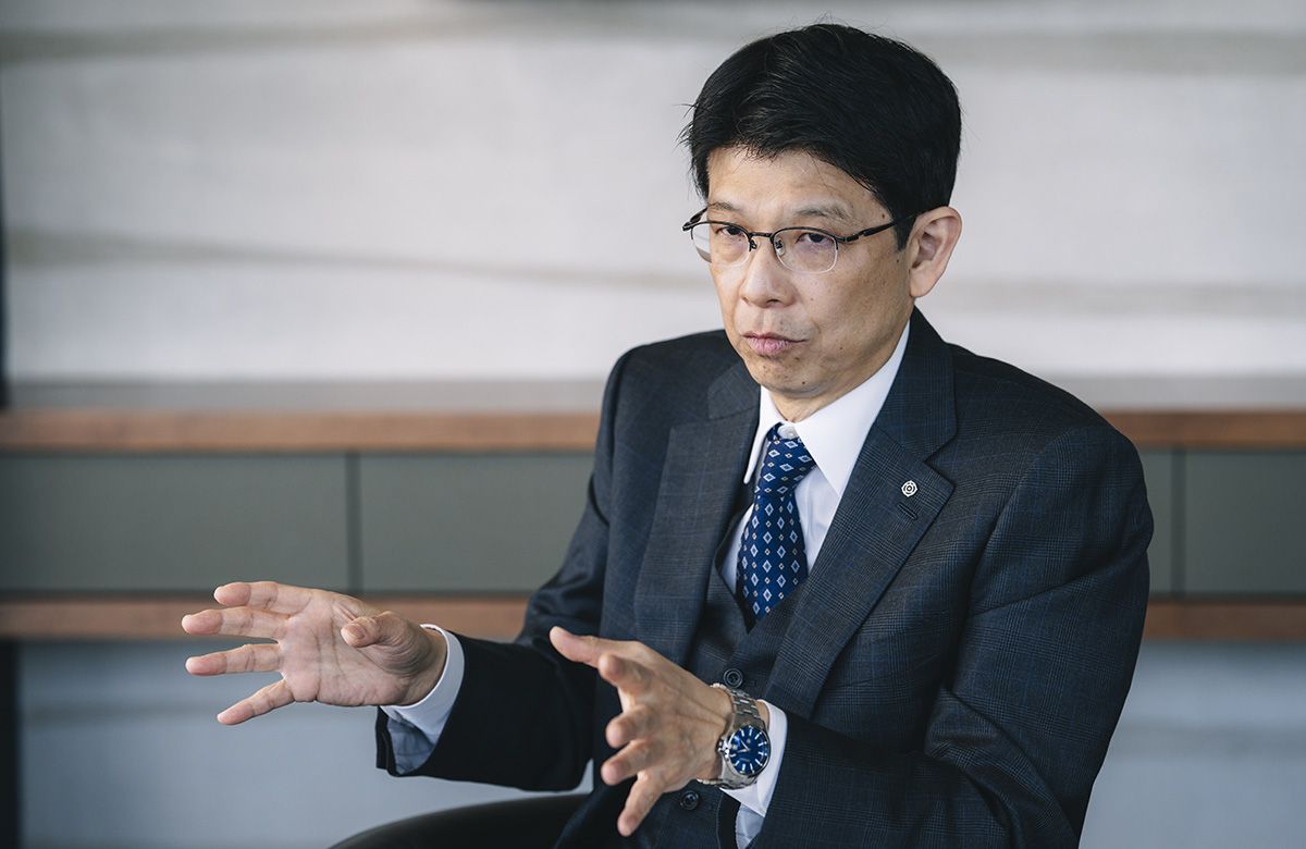 日立製作所 代表執行役 執行役専務 CFO 兼 CRMO（取材当時） 加藤 知巳 氏のインタビューの様子