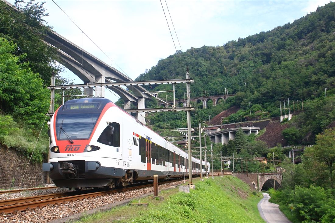 ゴッタルド旧線を走る列車。後方、山の中腹に線路が幾重にも見える（撮影：橋爪智之）