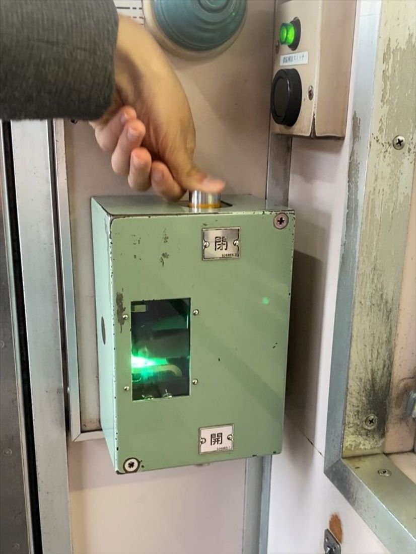 操作時に一瞬だけ緑色のスパークが見える（記者撮影）