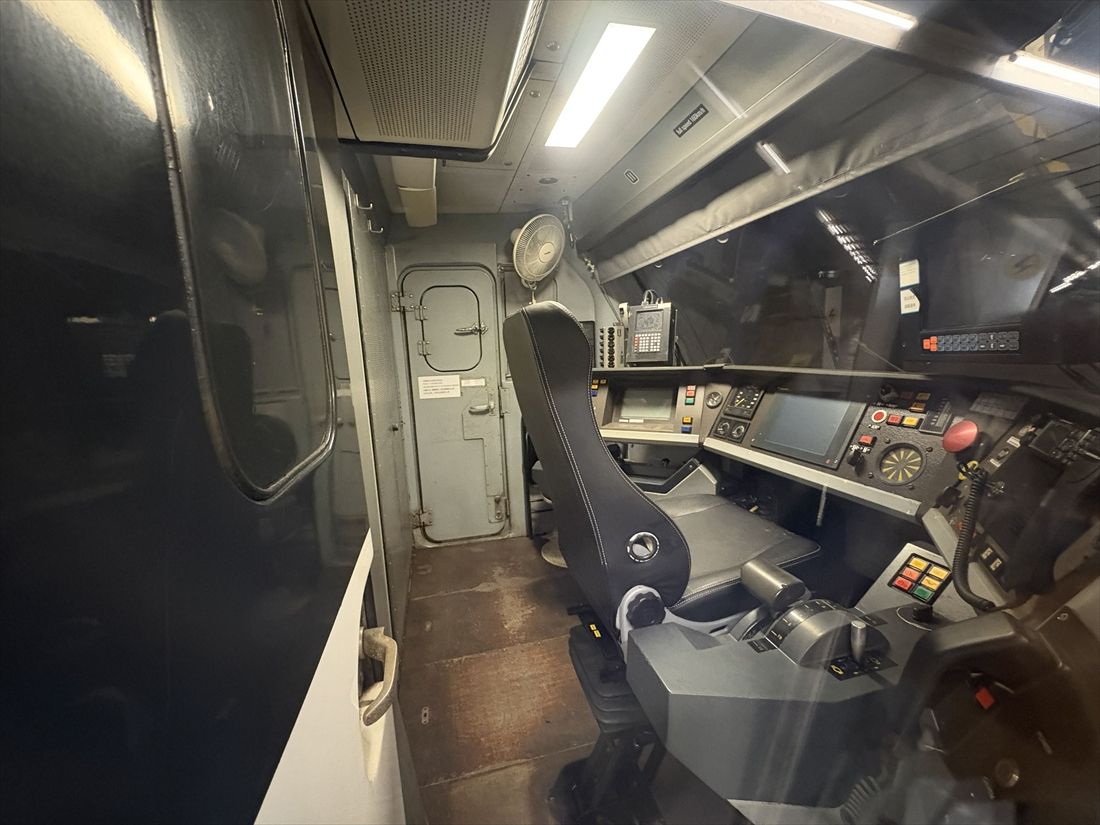 KTTの運転台。長距離・国境越え運用を想定した計器配置が確認できる（筆者撮影）