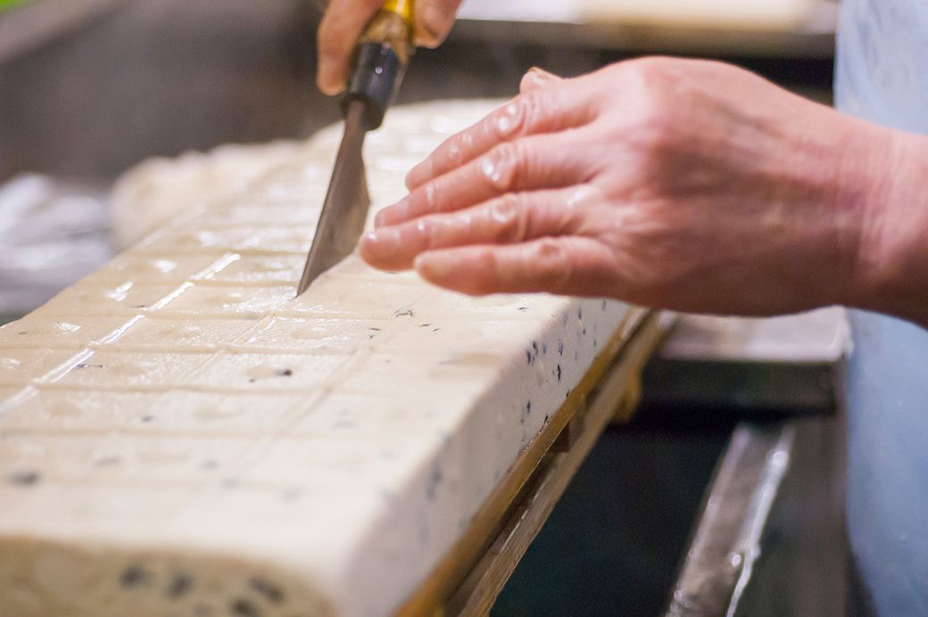 毎朝仕込むわらび豆腐（みたき園提供）