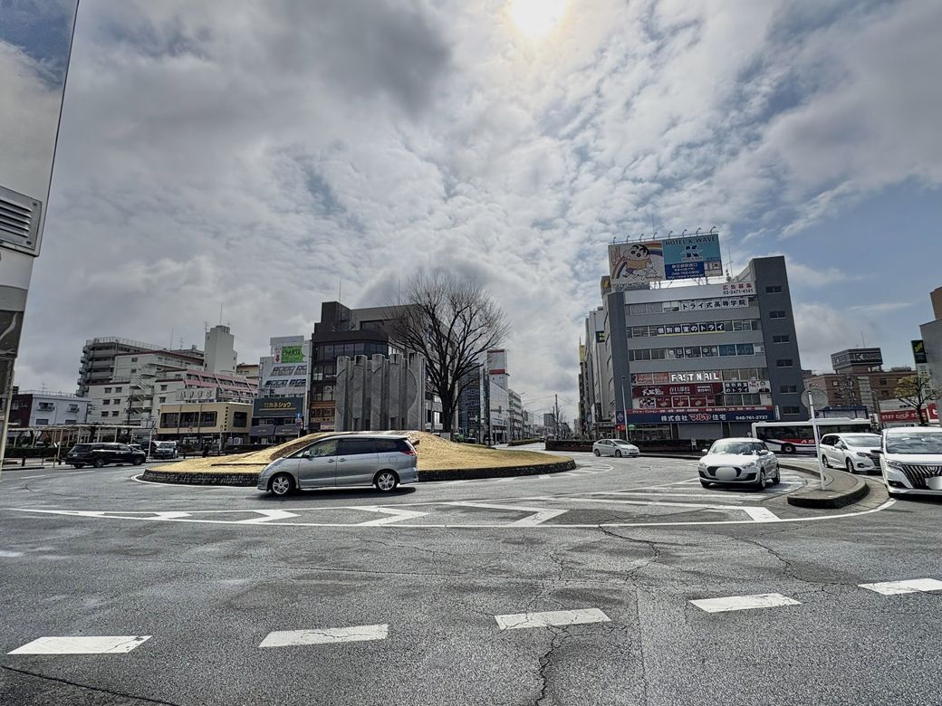 駅の西側は商業施設や市役所などがあるエリアになっている（写真：筆者撮影）