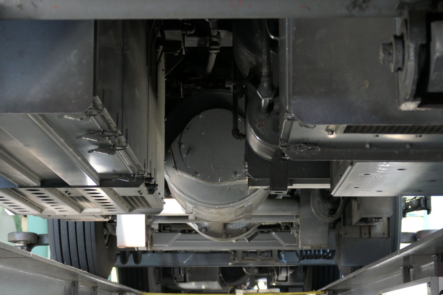 下から見た車両の床下機器類。中央に見えるのがモーター（記者撮影）