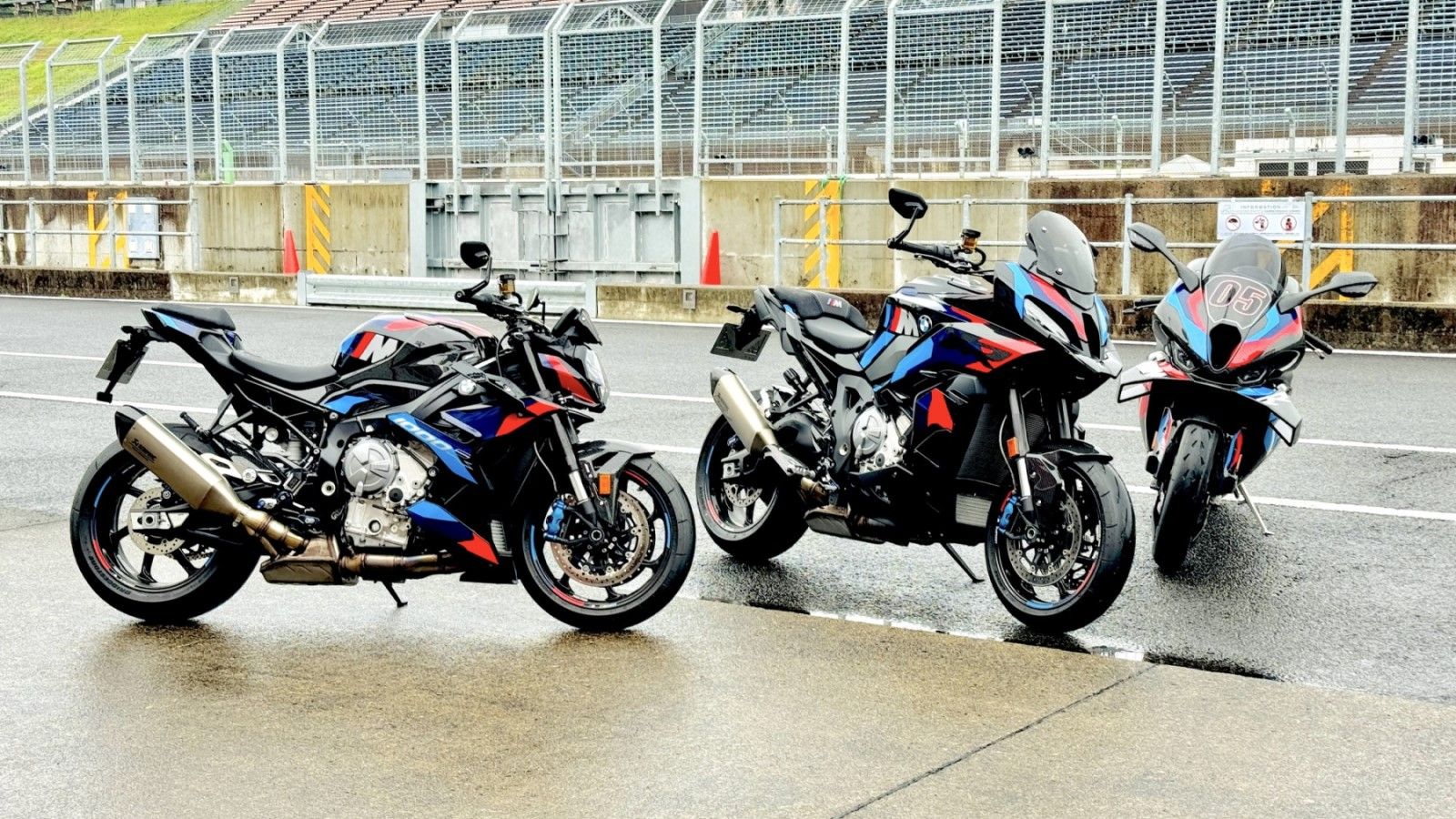 ツインリンクもてぎのピットロード。左からM 1000 R、M 1000 XR、M 1000 RR（筆者撮影）