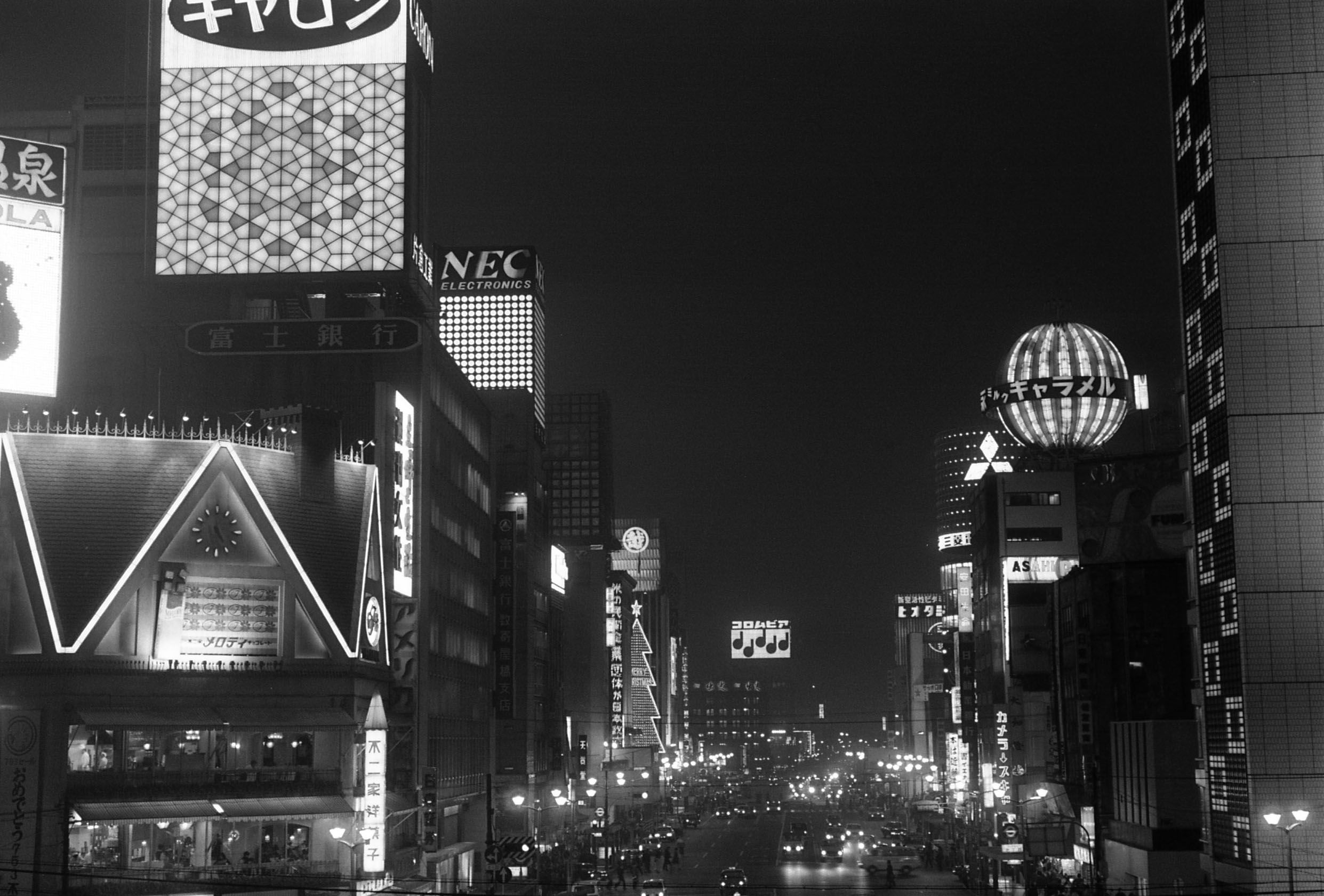 銀座のネオン（写真：1969年11月7日、東洋経済写真部撮影）