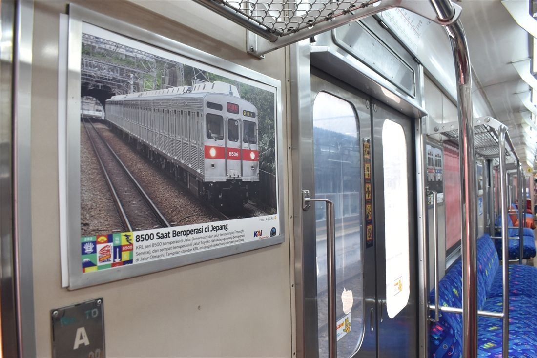 8500系8618編成の車内では、広告枠や中づりを使って車両の歴史や写真が展示された（筆者撮影）